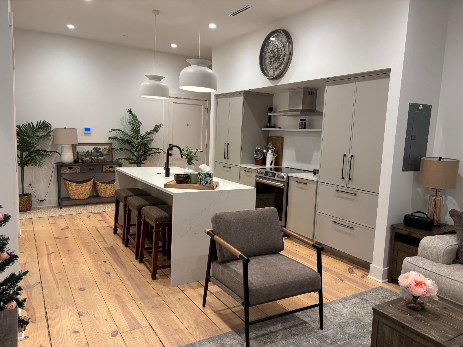 Suite 102 great room with kitchen island and hardwood floors